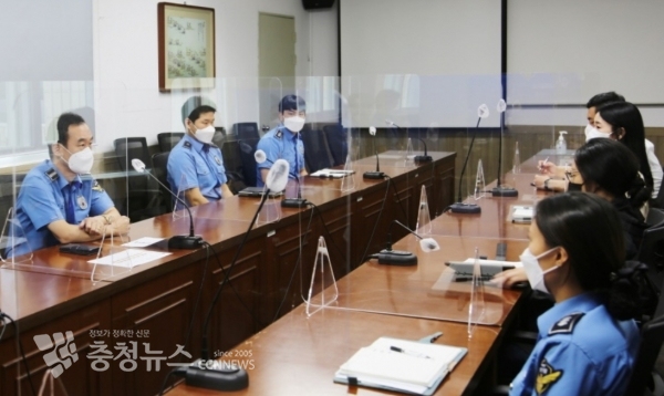 성창현 태안해양경찰서장(왼쪽)이 20~30대 MZ세대 직원과 함께 조직문화 개선 ‘소통간담회’를 진행하고 있다.  사진=태안해양경찰서 제공