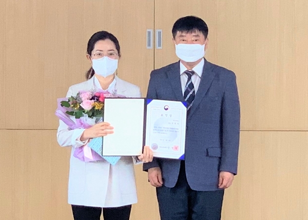 장봉임(왼쪽) 배재대 IPP사업팀장이 27일 대전고용노동청에서 개최된 ‘2021년도 직업능력개발 유공 정부포상 전수식’ 중 고광훈 대전고용노동청장에게 고용노동부 장관상을 받고 있다. / 배재대 제공