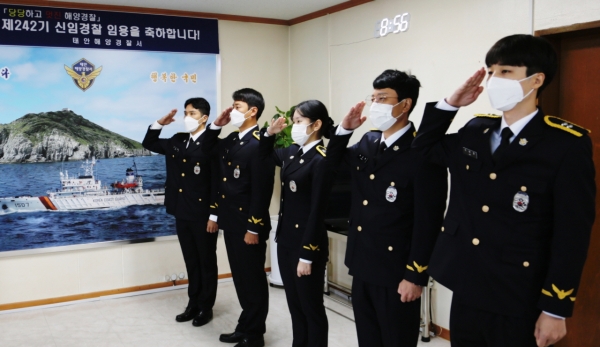 태안해경서에 전입 배치된 제242기 신임 경찰관 5명(왼쪽끝부터  구조 박현준, 김도영 순경, 수사 장미진, 박규호 순경, 정보통신 이대한 순경)