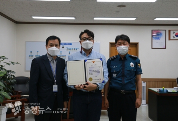 대전둔산경찰서(서장 맹병렬)는 29일 실종 치매어르신 발견에 기여한 시민 A씨에게 감사장을 전달했다.