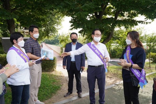 지난 13일 천호지 생활체육공원에서 여성친화도시 시민참여단과 박상돈 천안시장이 안전모니터링 현장점검 실시 후 기념촬영