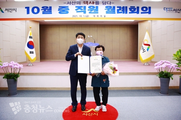 맹정호 서산시장이 1일 6․25 참전유공자 故 김진윤 상병‘ 유가족에게 화랑무공훈장 전수 수여 했다.