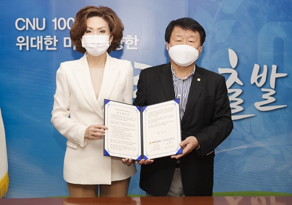 충남대 이진숙 총장(왼쪽)과 새마을운동중앙회 염홍철 회장.