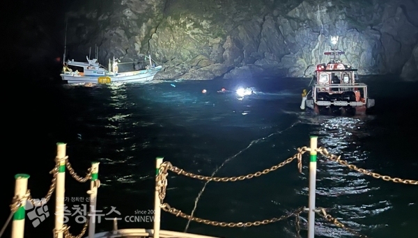 태안해경이 지난 1일 어선 A호의 견인을 위해 예인색을 연결하고 있다.