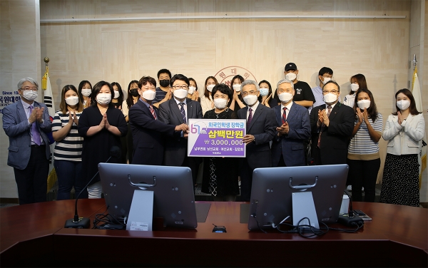 5일 오전 목원대 대학본부 4층 도익서홀에서 기독교대한감리회 남부연회 산하 평신도단체 관계자 등이 대학에 장학금을 전달한 뒤 기념촬영