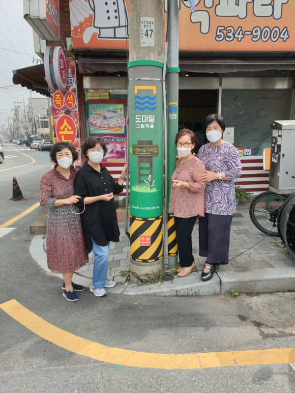 마을 안내 이정표가 담긴 전신주