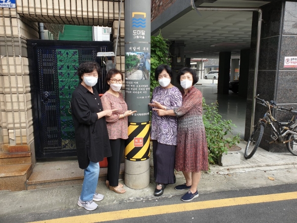 시와 사진이 담긴 전신주