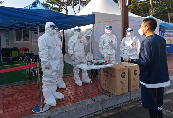 당진시의회가 선별진료소 봉사활동에 나섰다.