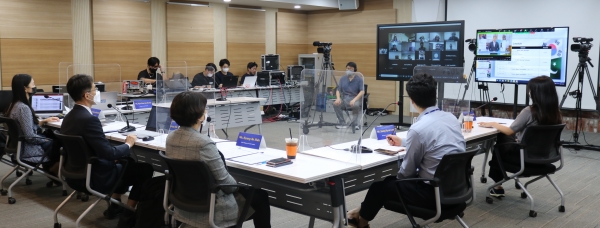 공사 직원과 강사진이 파키스탄의 연수생을 대상으로 ‘신재생에너지 역량강화 국제교육’을 온라인으로 진행