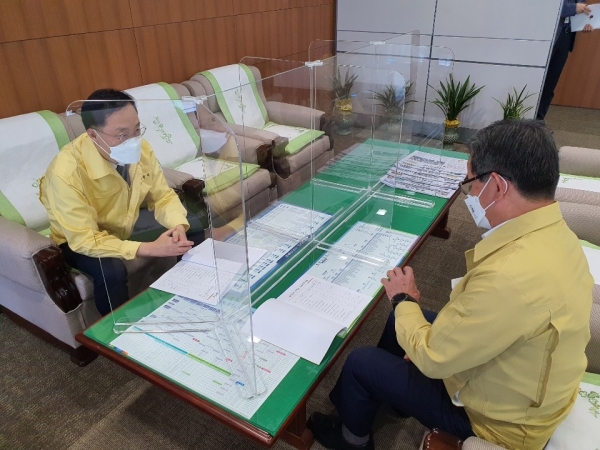 노박래 군수, 이필영 행정부지사 면담 모습