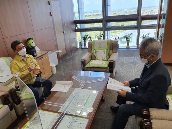 노박래 군수, 이우성 문화체육부지사 면담 모습