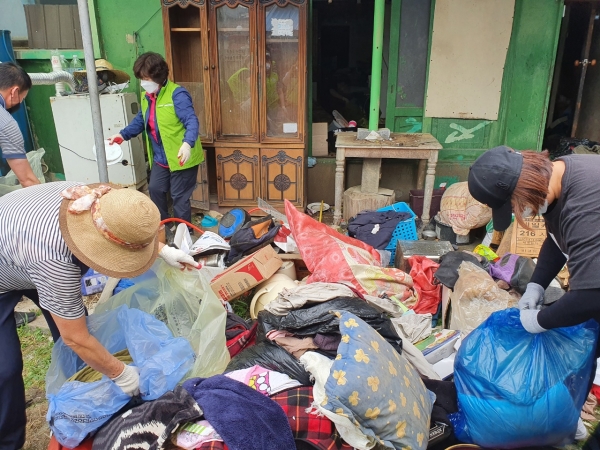 천안시가 저장강박 의심가구 지원 사업을 추진 중인 가운데 민관협력으로 대상자 거주지를 깨끗이 청소하고 있다.