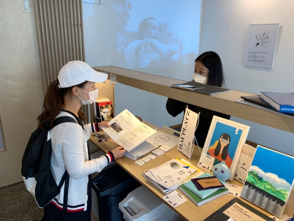 청년마을 청년리빙랩 성과 전시 사진