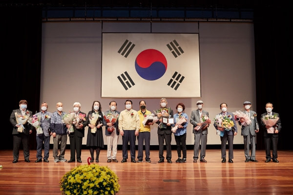 제25회 노인의날 기념행사 단체 촬영 장면