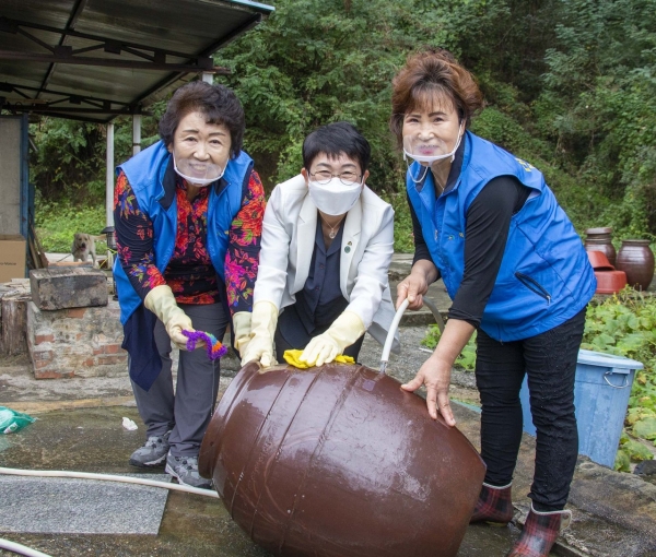 지난 8일 회덕향교에서 다문화가정 및 어려운 이웃 60가정에 전통 장(醬) 나눔 행사