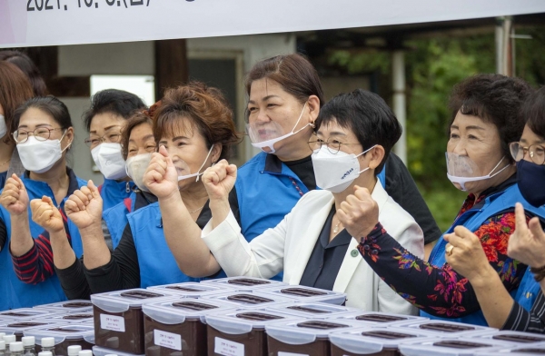 지난 8일 회덕향교에서 다문화가정 및 어려운 이웃 60가정에 전통 장(醬) 나눔