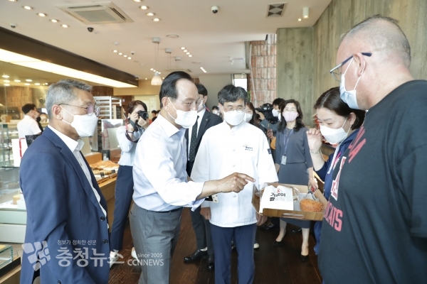 박상돈 시장이 빵빵데이에 빵집을 방문해 관계자들을 격려하고 시민들과 대화를 나누고 있다.