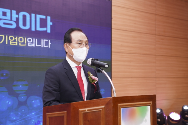 천안시 기업인의 상 시상식에서 축사하는 박상돈 시장