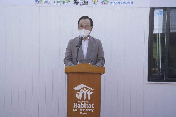 지난 9일 풍세면에서  ‘꿈자람하우스 1호’ 입주식에서 인사말을 하고 있는 박상돈 시장