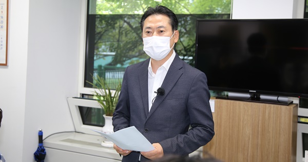 국민의힘 장동혁 전 대전시당위원장은 12일 대전시의회 기자실에서 간담회를 갖고, '대전판 화천대유' 의혹에 대한 허태정 대전시장의 해명을 촉구했다.