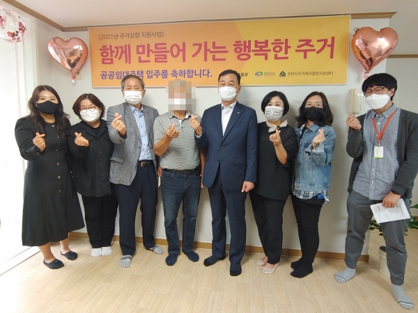 지난 12일 컨테이너에 거주하는 성거읍 A씨의 주거상향 이주를 기념하는 입주식을 진행하고 있다.