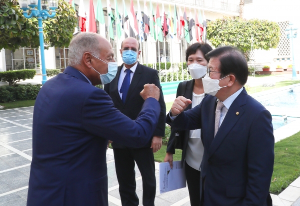 박병석 국회의장은 12일 카이로에 위치한 아랍연맹 사무국에 들러 아흐메드 아불 가이트 사무총장을 만나 문재인 대통령의 종전선언 등에 관해 설명하고 아랍연맹 측의 지지를 요청했다.