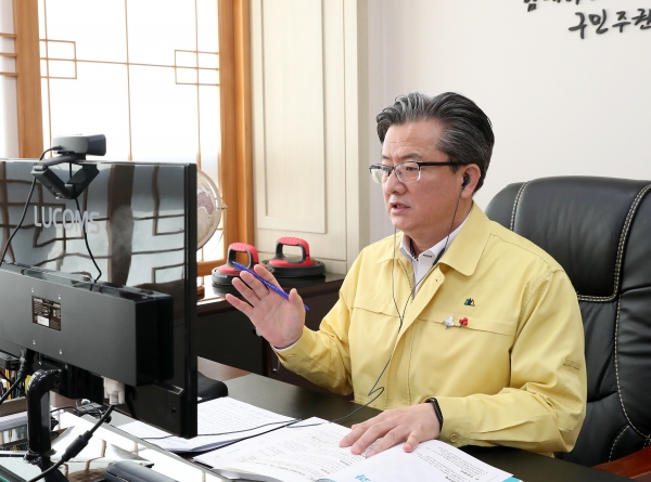 13일 유성구에서 2022년 주요업무계획 보고회가 비대면으로 개최된 가운데, 정용래 유성구청장이 회의를 주재하고 있다.