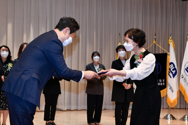 지난 13일에 열린 ‘제58회 전국도서관대회’에서 우수도서관에 선정돼 문화체육관광부 장관상 수상 모습