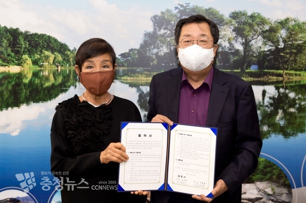 김영희 작가 업무 협약체결 모습