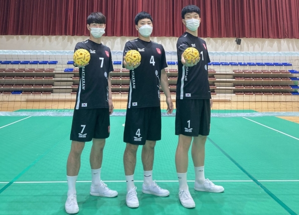 국가대표로 선발된 목원대 스포츠건강관리학과 소속 3명의 선수가 세팍타크로 공을 들고 기념촬영/ 왼쪽부터 유미효·이준욱·백윤성 선수.