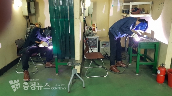 홍성공업고 학생들이 안전 보호장비를 착용하고 있다.