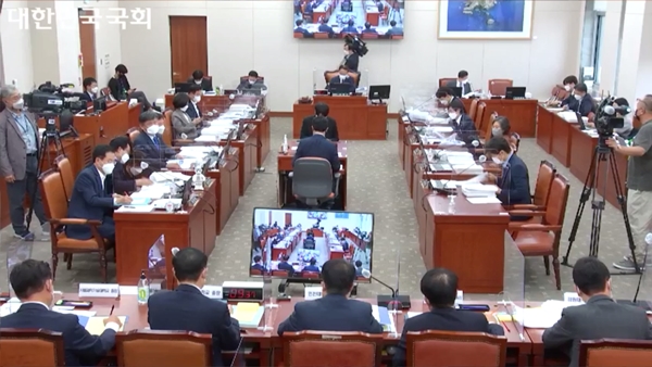 국회 교육위원회 국정감사장 / 국회의사중계시스템 갈무리