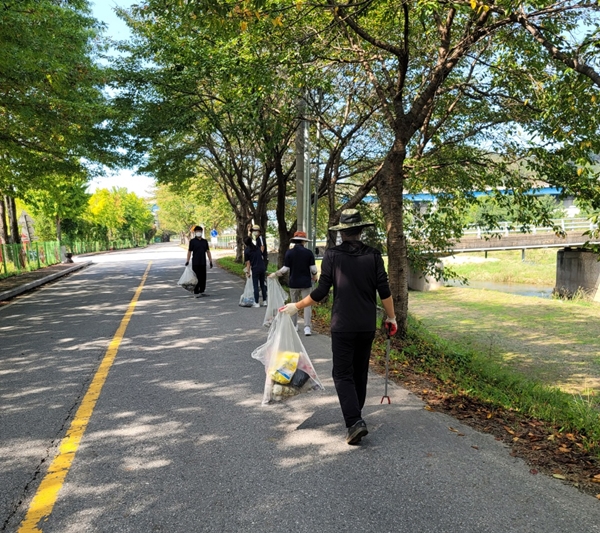 환경정화 활동 모습.