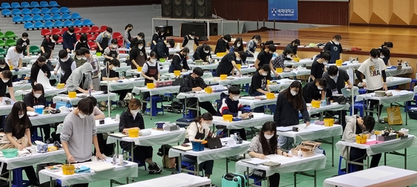 배재대가 16일 스포렉스에서 2022학년도 대입 수시모집 아트앤웹툰학부 예술인재전형 실기고사를 치르고 있다. 배재대는 수험생 서비스를 위해 실기고사를 16~17일 양일간 치른다.