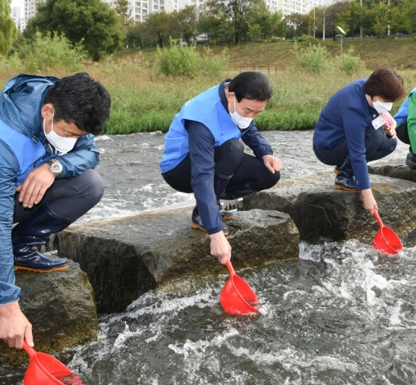 박용갑 중구청장, 대전동행로타리클럽과 함께하는 토종물고기 치어방류 행사 참여 모습