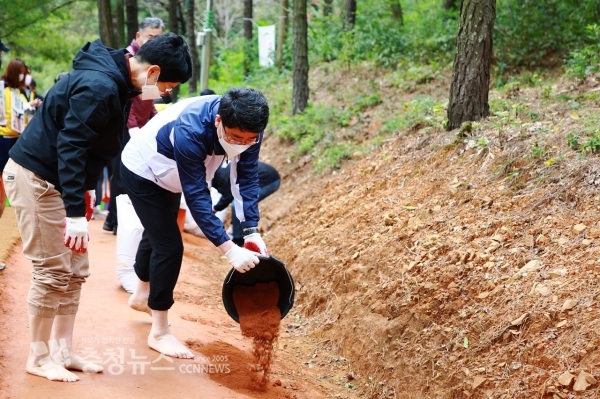 지난 16일 서산시 부춘산 황톳길에서 열린 ‘맨발 황토 다지기’ 행사 모습.