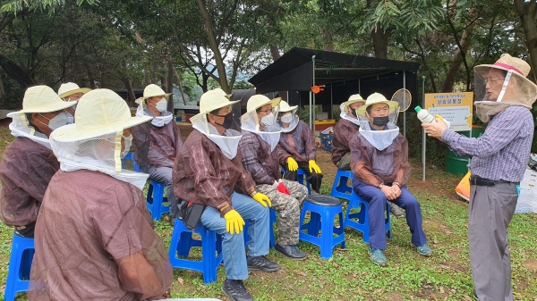 강의하는 충남 양봉명인 조규천 씨 사진