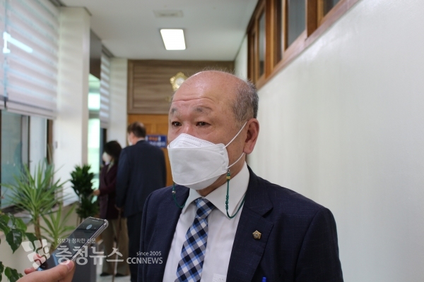 홍성군의회 윤용관 의장이 법원의 자진사임 권고를 받아들이기로 했다.