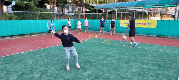 18일 대전내동초등학교 소프트테니스장에서 대전대 생활체육학과 김헌수 교수를 초청해 학생선수들과의 만남 가져
