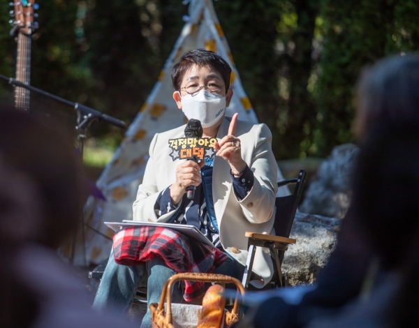 18일 장동 작은수목원 야외무대에서 대덕구민기자단(이하 기자단) 및 주민들과 함께‘걱정말아요 대덕’토크콘서트 진행 모습