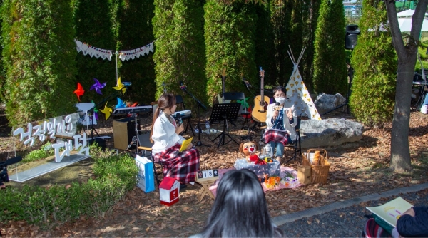 18일 장동 작은수목원 야외무대에서 대덕구민기자단(이하 기자단) 및 주민들과 함께‘걱정말아요 대덕’토크콘서트 진행 모습