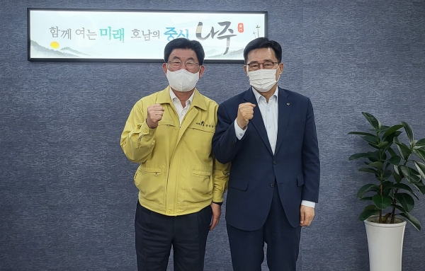 간담회 사진  * 한국농수산식품유통공사 김춘진 사장(우측), 강인규 나주시장(좌측)