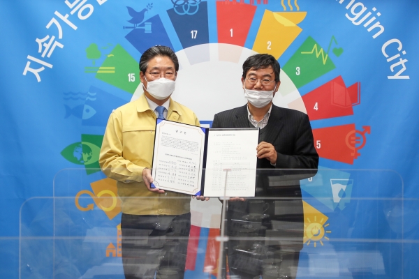 당진시 공론화위원회 안전한 산폐장관리 위한 권고문 제출(오른쪽 박태순 공론화위원회 위원장)