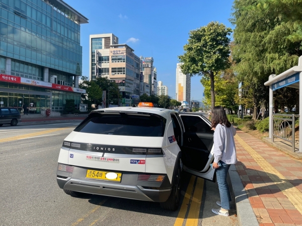 전기 택시 이용 장면