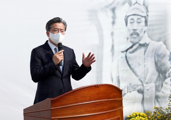 유성구, ‘홍범도장군로’ 명예도로 지정 기념 제막식에서 기념사를 하는 정용래 구청장 모습