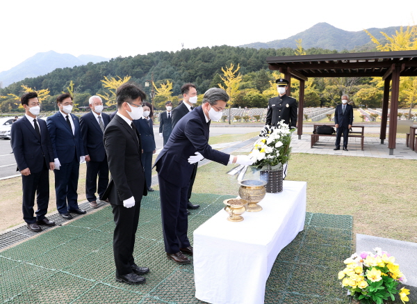 19일 정용래 유성구청장이 제막식 후 국립대전현충원을 찾아 홍범도 장군 묘역을 참배하고 있다