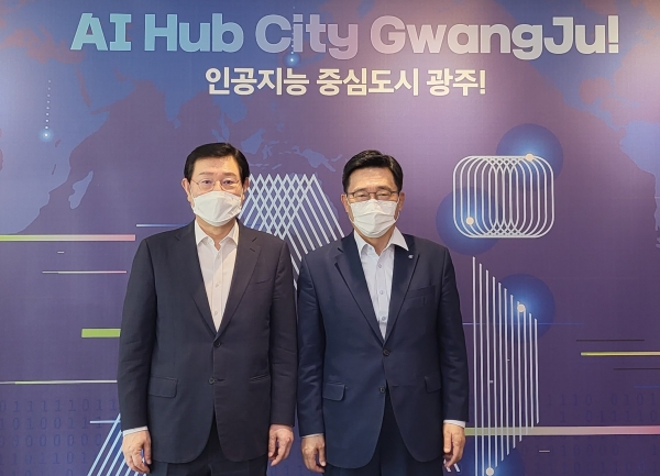 간담회 사진 * 한국농수산식품유통공사 김춘진 사장(우측), 이용섭 광주광역시장(좌측)