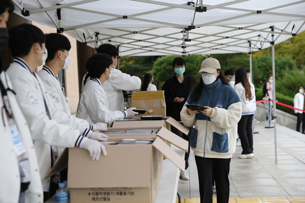 19일 목원대 중앙도서관 앞에서 총학생회 임원들이 학생들에게 도시락을 나눠주고 있다.