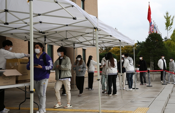 19일 목원대 중앙도서관 앞에서 총학생회 임원들이 학생들에게 도시락을 나눠주고 있다.