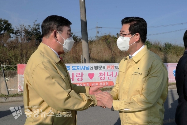 양승조 충남지사가 20일 예산군을 방문, 황선봉 군수와 인사하고 있다.